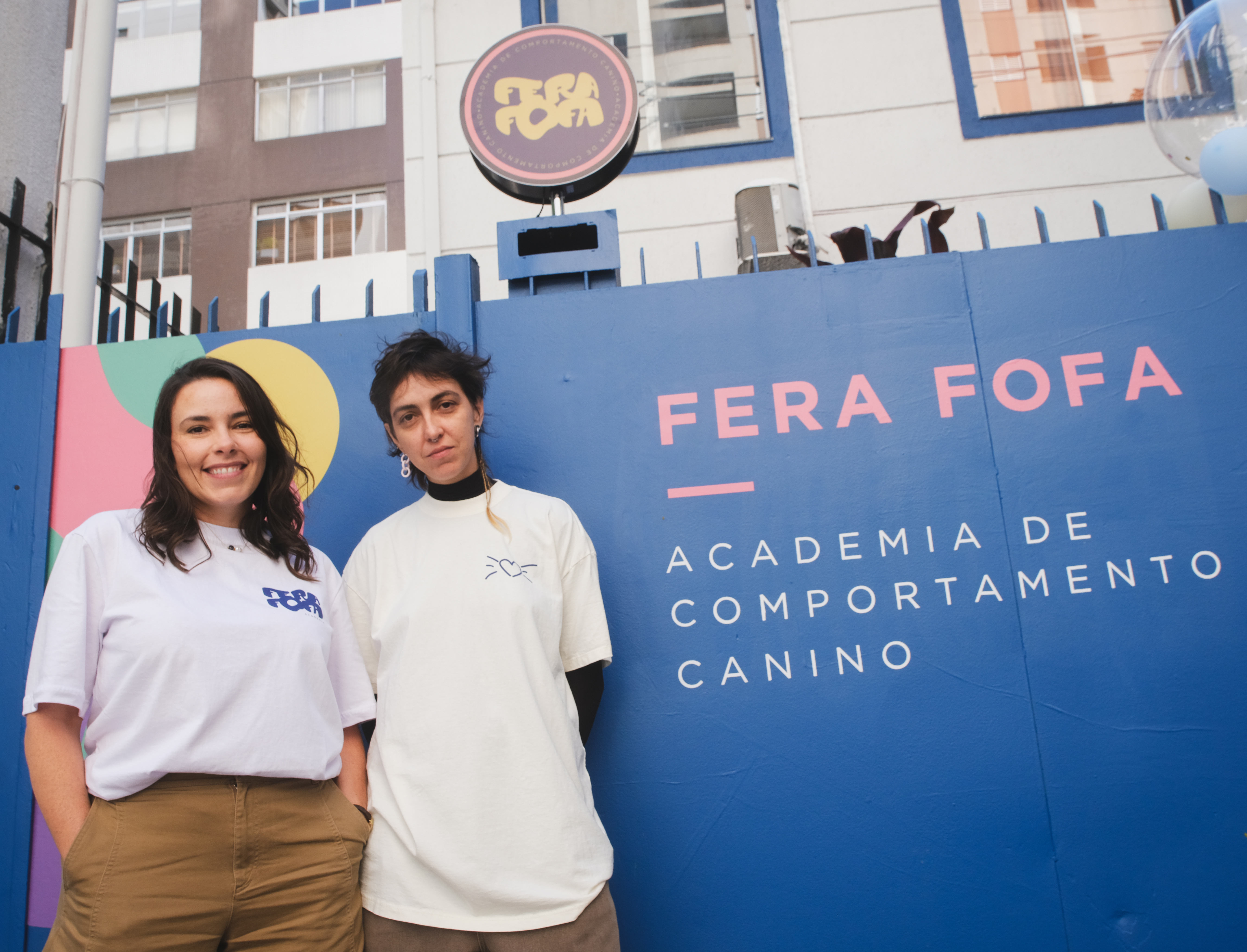 Ana e Gabriela, fundadoras da Fera Fofa, diante da academia em Perdizes